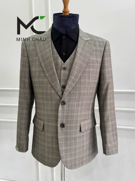 Lời khuyên: Nếu mới bắt đầu, hãy đầu tư một bộ suit xanh navy hoặc đen trước tiên vì dễ phối đồ. May đo Blazer & Suit tại Dĩ An #1