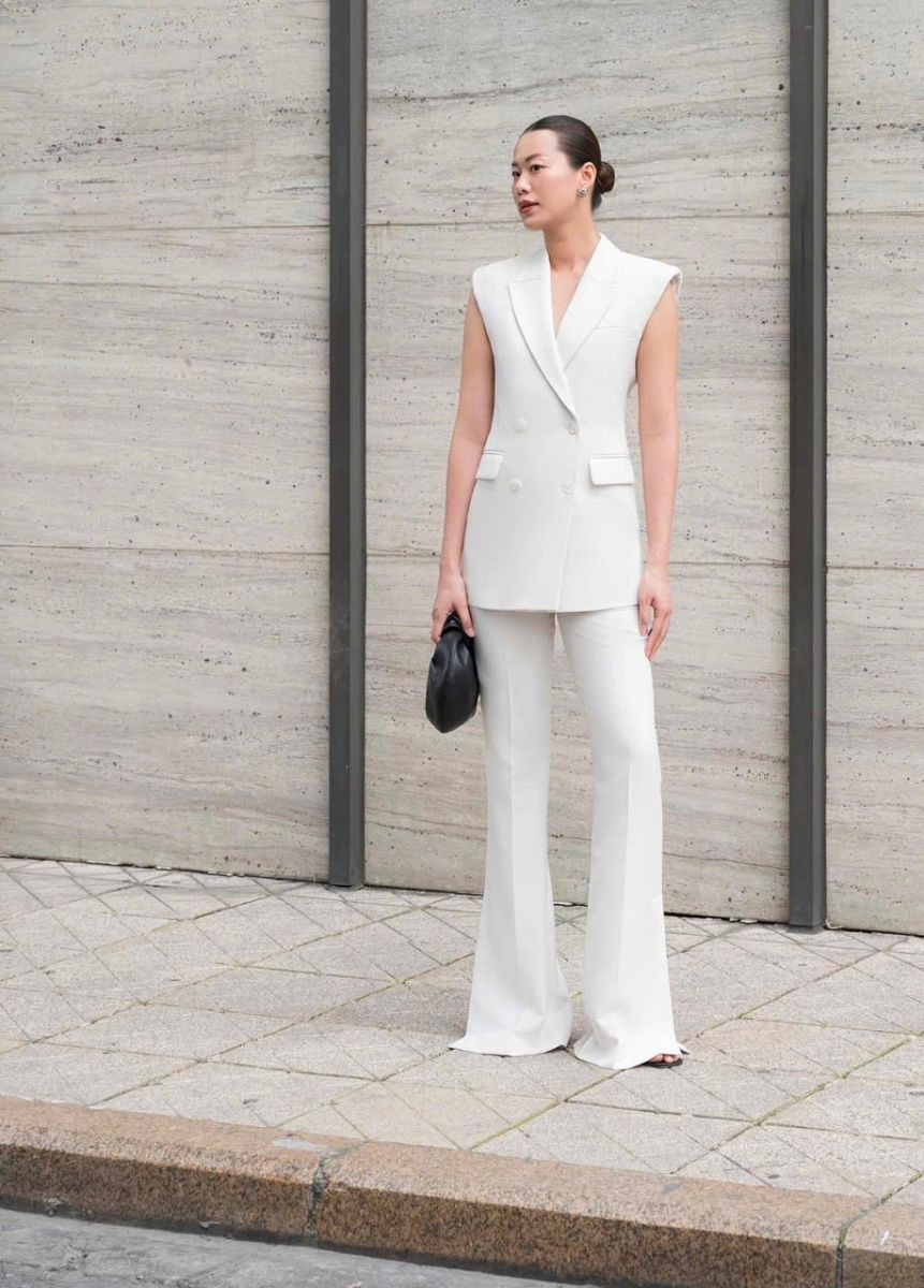 Kết hợp áo vest gile dáng rộng cùng áo croptop và quần ống suông giúp bạn trông thời thượng và trendy hơn.#1 May Áo Gile Vest Theo Yêu Cầu tại Bàu Bàng