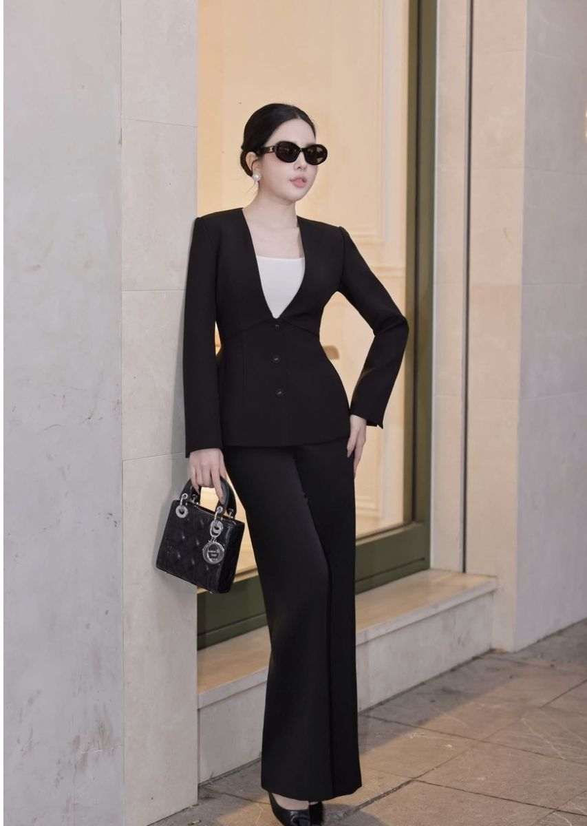 Vest + Quần short hoặc váy xếp ly: Trẻ trung, năng động nhưng vẫn cực kỳ sang trọng.#1 May đo vest nữ văn phòng Dầu Tiếng - Bình Dương